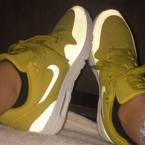 7.5 women’s Nike Air Max 1 ultra moire bright citron - reflective